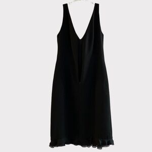 Kay Unger black cocktail dress. Sleeveless sheath style with ruffled hem 10
C
